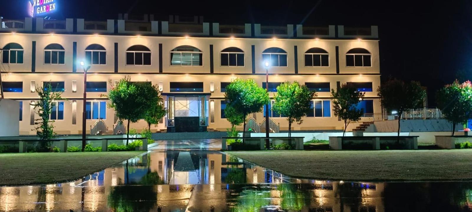 Готель Vedika Garden Лонавла Екстер'єр фото