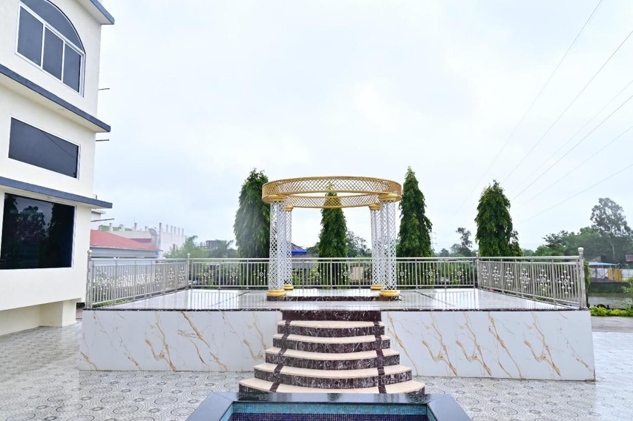 Готель Vedika Garden Лонавла Екстер'єр фото
